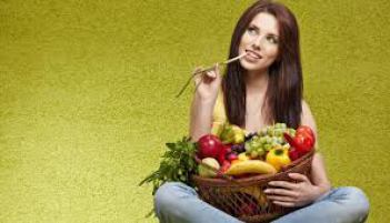 6 najvećih pogrešaka kod držanja dijeta - djevojka jede voće