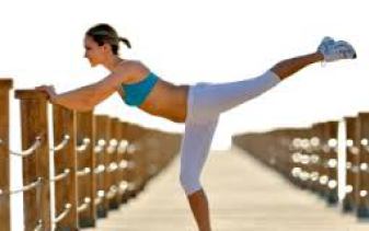 6 najvećih pogrešaka kod držanja dijeta - djevojka pije vodu